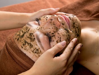 ルカ アンド ステラ(Luca & Stera)/ ハーブピーリング施術中