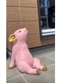 ケアリ(CAREri)&nbsp;お店の目印♪ピンク色の豚ちゃんです