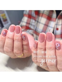 ジェルメ(germer)/ピンクネイルにフラワーを入れて