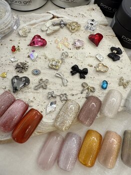 イーエムエー(e.m.a)の写真/《300色以上★ベースもカラーも全てパラジェル使用♪》マグネットネイルのカラーも豊富◎色混ぜ微調整OK♪