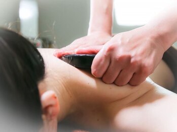 凜の写真/温感バザルトで巡りを整え、首肩のつらさだけでなく女性特有の冷えやだるさにも◎全身がふっと軽くなるケア