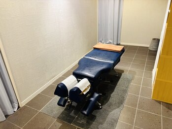 カツ整体院/施術用ベッド