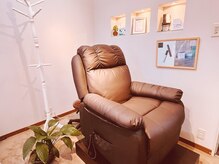 フォンテーヌブロー 鞍月店(Fontaine Brow)/店舗2F 施術ソファーベッド