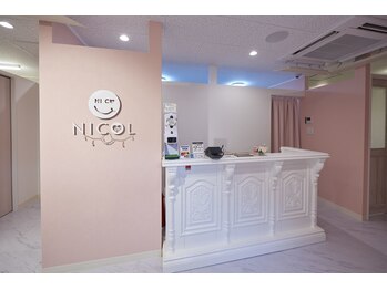 ニコル 横浜本牧店(NICOL)/ピンクで可愛いエントランス！