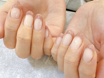 ラメ入りカラーのフレンチネイル