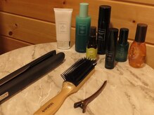サロンシュシュの雰囲気（施術着あり、ヘアアイロン、ドライヤーあり、お化粧直しできます）