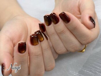 ナギネイル(Nagi Nail)の写真/ウォーターケアで甘皮ケアを。発色が良い豊富なマグネットで上品な指先へ♪