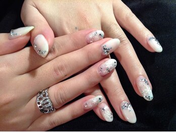 ホワイトグラデの雪の結晶ネイル