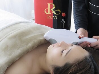 リンド(Rindo)/REVI脱毛機で光フェイシャル機能