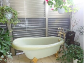 山野愛子どろんこ美容 南越谷店/猫足バス