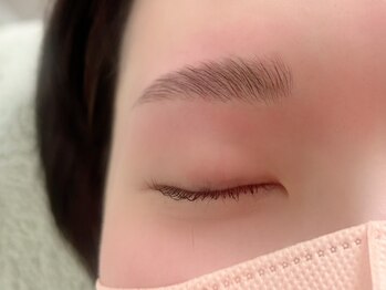 フクゥ(HUQUE+[])の写真/＜人気No,1＞ブロウラミネーションでノーメイクでも顔全体に立体感☆眉の生え癖を矯正し理想の毛流れに♪