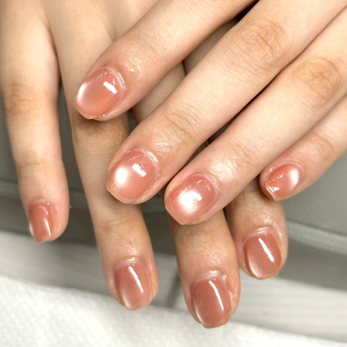 2026年冬トレンド】サーモンピンク ハンドのネイルデザイン集｜人気順