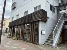 デュオ(DUO)の雰囲気（階段降りると右美容室ラサ・サヤンで進むと駐車場があります）