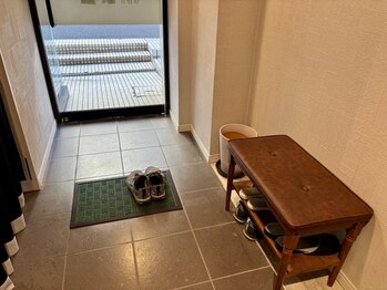 カツ整体院/店内から見た入口