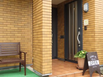 テラピア/建物右側のドアがサロン入口です