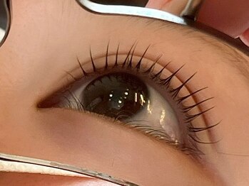 ユニヴェール(univers)の写真/自然で魅力的な目元へ♪お客様が持つ本来の美しさを引き出し目元、骨格、表情に合わせたデザインを再現◎