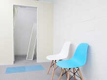 もみほぐし 至福のトキの雰囲気（清潔感のある待合スペースと更衣室をご利用いただけます）