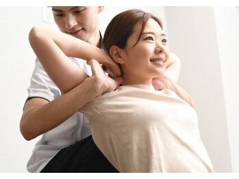 まるふく整骨院の写真/【施術人数のべ30万人!】ベテラン施術者によるこだわりの背骨・骨盤矯正で身体の歪みを整え毎日を快適に♪