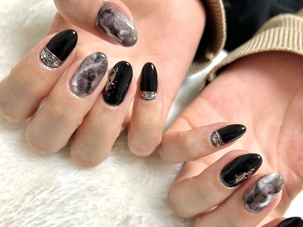2026年冬トレンド】ブラック 春のネイルデザイン集｜人気順