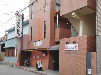 クーオス(KuuOs)/KuuOsは丸万食品都ビルさんの2階