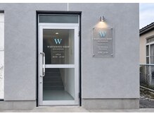 ホワイトニングショップ 八戸店の雰囲気（外観・入口♪グレーと白を基調としたサロンです♪）