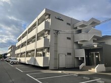 アイラッシュ パルフェ(eyelash parfait)の雰囲気（隣に同形の建物あり。外壁にTreStelle入口にALEXと記載してる方）