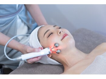 シューラディアント 金沢店(ShuRadiant)の写真/お顔のたるみにEMS筋トレ&ラジオ波×超音波W熱エネルギーで、キュッと引き締まった小顔を目指しませんか?