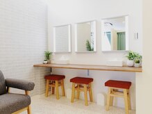 ◆パウダーブースもご用意しております◆ゆったり3席ありますので、お出かけ前にもピッタリ♪