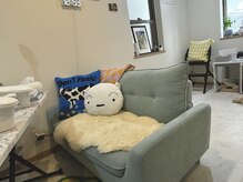 ミクネイルズ(mikunails.)の雰囲気（ふかふかソファーでゆったり施術できます。）