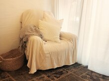 フカフカのリクライニングソファでフットネイル。