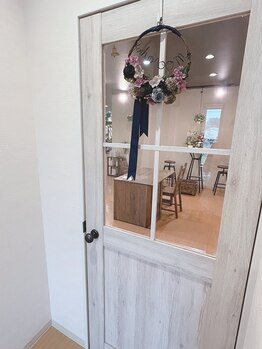 Lele Total Beauty & Relaxation/扉を開けると受付がございます