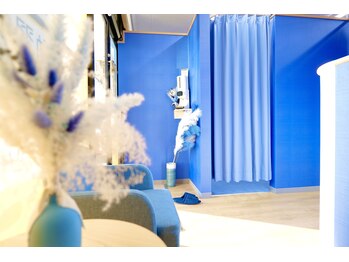 ジムカツ(GymKatu)/ブルーで統一。おしゃれな受付