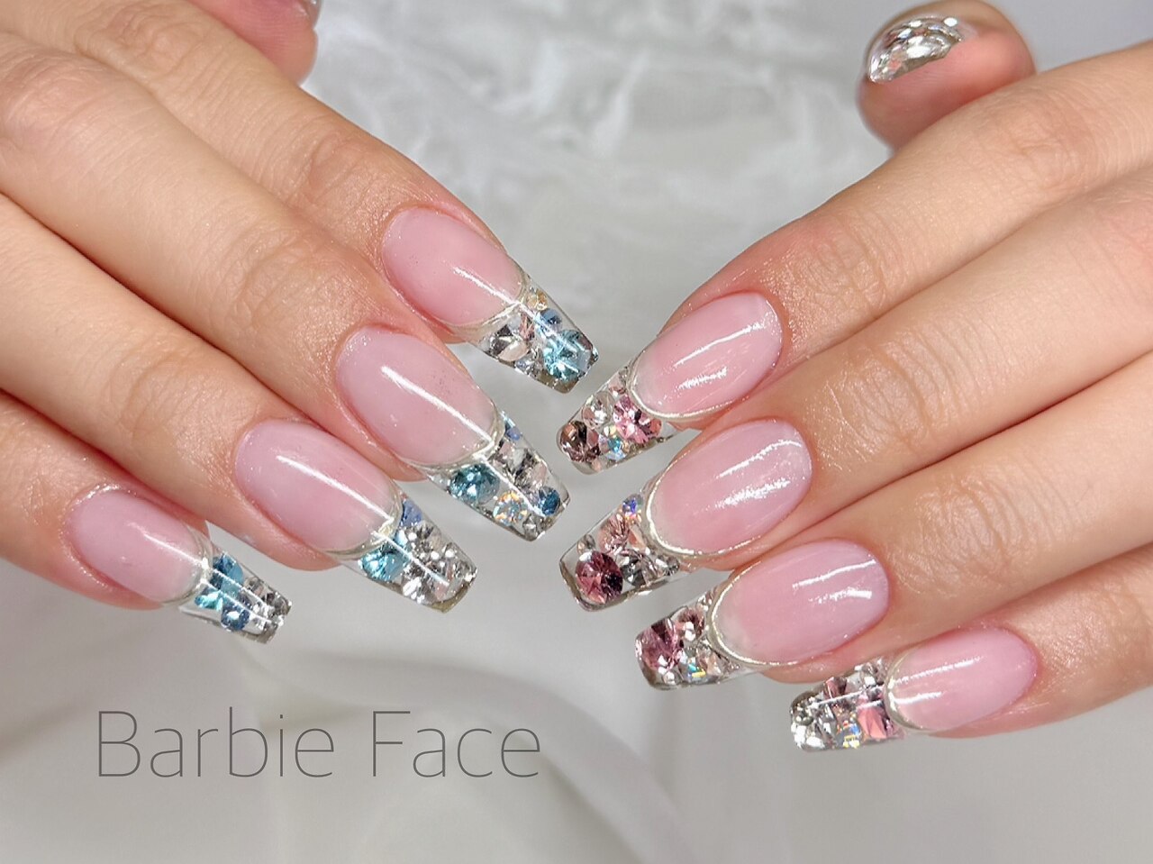 2025年-2026年冬トレンド】クリア ストーン ハンドのネイルデザイン集