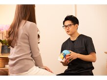 なでしこ整体ディライト/模型を使って説明2