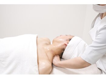 ポーラ AMI店(POLA)/デコルテマッサージ（僧帽筋）