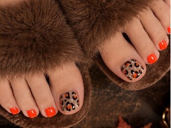 ネイルサロン アール(Nailsalon R)の写真/《駅チカ＆20時まで◎》お洒落は足元から☆お仕事や家事でハンドネイルができない方もフットで気分UP♪