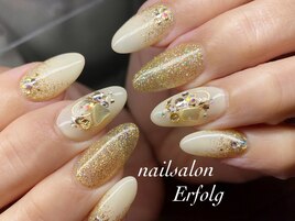 ラメ×パーツ華やかベージュnail