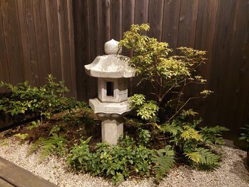 癒処 紬(tumugi)/個室から見える夜のお庭♪