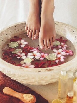 ユジュ ネイル(yju nail)の写真/気になる足の臭いもスッキリ改善！角質を除去し、潤いのある足裏に♪フットネイルとのセット施術もご用意◎