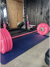 ミナト(minato)/ピンクのバーベルとプレート