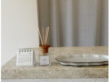 自然光が差し込む、ナチュラルホワイトで明るい店内です。