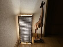 シャラナムーンラヴィ(SHARANAMOONRAVI)の雰囲気（いらっしゃいませ♪入口でキリンちゃんがお迎えします。）