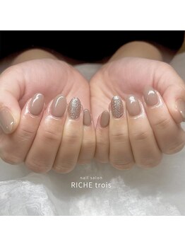 リッシュ トロワ(RICHE trois)/ベージュ×ラメネイル♪
