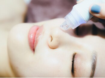 キャンディ 難波心斎橋店(CANDi)の写真/【毛穴閉じる！】完璧な毛穴ケア◎ハイドラフェイシャルピーリングで毛穴洗浄！毛穴黒ずみも1撃で解決！