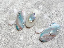 アースカラーのニュアンスネイル