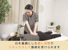 ストラボ 横浜店の雰囲気（白を基調とした癒し空間でリラックスして施術を受けられます）