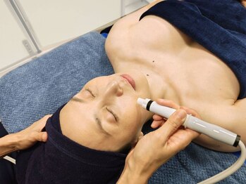 エンハンス(Enhance)の写真/乾燥からくる水分不足による毛穴のたるみ改善!水素水で黒ずみを洗浄し透明感溢れる肌を手に入れましょう♪