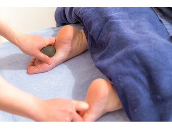 モイサ(MOISA)/足もホットストーンで温めます！