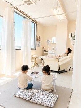 ホワイトニングショップ 三田店の写真/お子様同伴OK。キッズスペース完備だから、育児の合間にも気軽にホワイトニング!