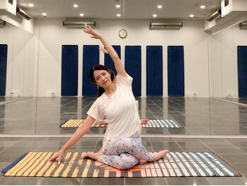 アンヨガスタジオ(Ann Yoga Studio)の写真/30代～50代の大人女性の支持率◎ホットヨガで身体を温めながら動かすことで可動域が広がり、首肩こり改善！